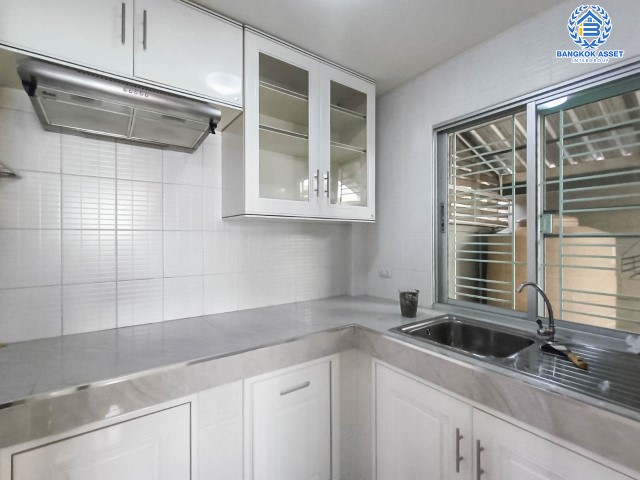 *****ทาวน์เฮ้าส์มือสองย่านกรุงเทพมหานคร ม.ลุมพินีทาวน์วิลล์ สุขสวัสดิ์-พระราม2 #หลังมุม เนื้อที่มากถึง 20.4 ตร.ว. ฟังก์ชัน 3 ห้องนอน 2 ห้องน้ำ 2 ที่จอดรถ แถมฟรี! 4 เครื่องปรับอากาศ, 1 เครื่องทำน้ำอุ่น บนทำเลแห่งการเดินทาง ใกล้ทางด่วน "เฉลิมมหานคร" ในราคาคุ้มสุด!